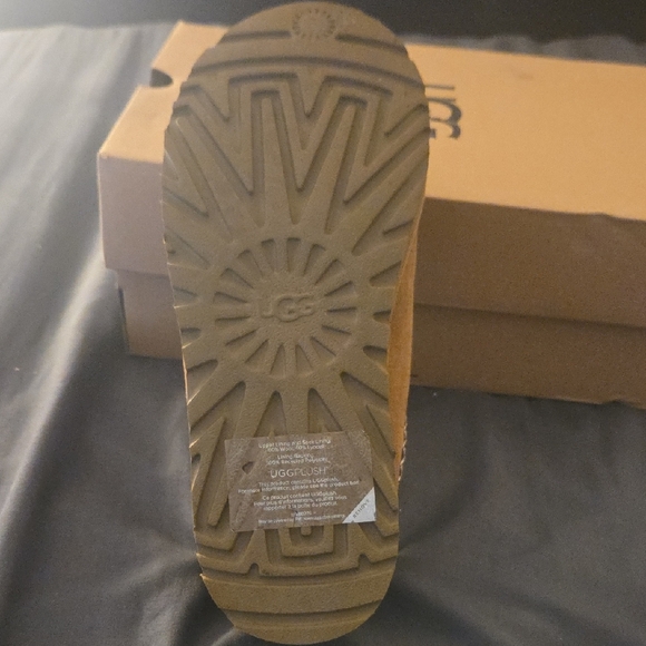 UGG Brown Slippers with Tan Sole - Picture 4 of 10